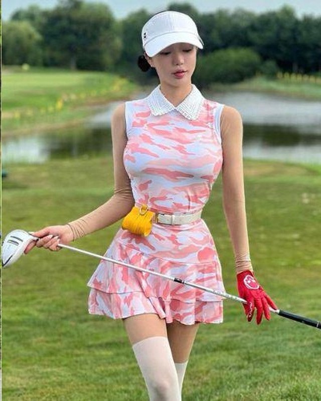 View - 	Nữ thần 9X ăn mặc ra sân golf được chị em học hỏi