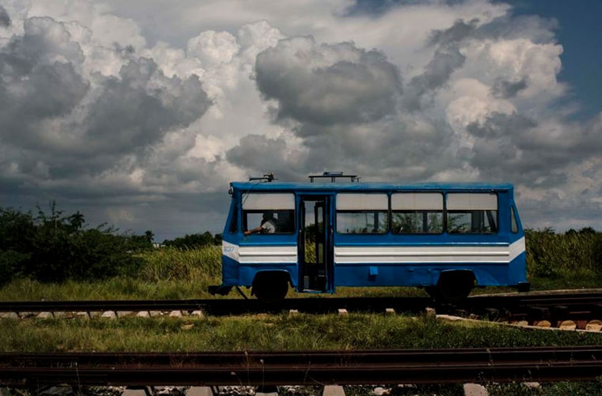 Dat nuoc Cuba nhin qua khung cua so tren tau-Hinh-4