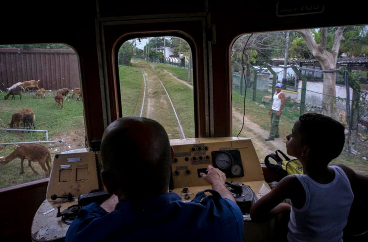 Dat nuoc Cuba nhin qua khung cua so tren tau