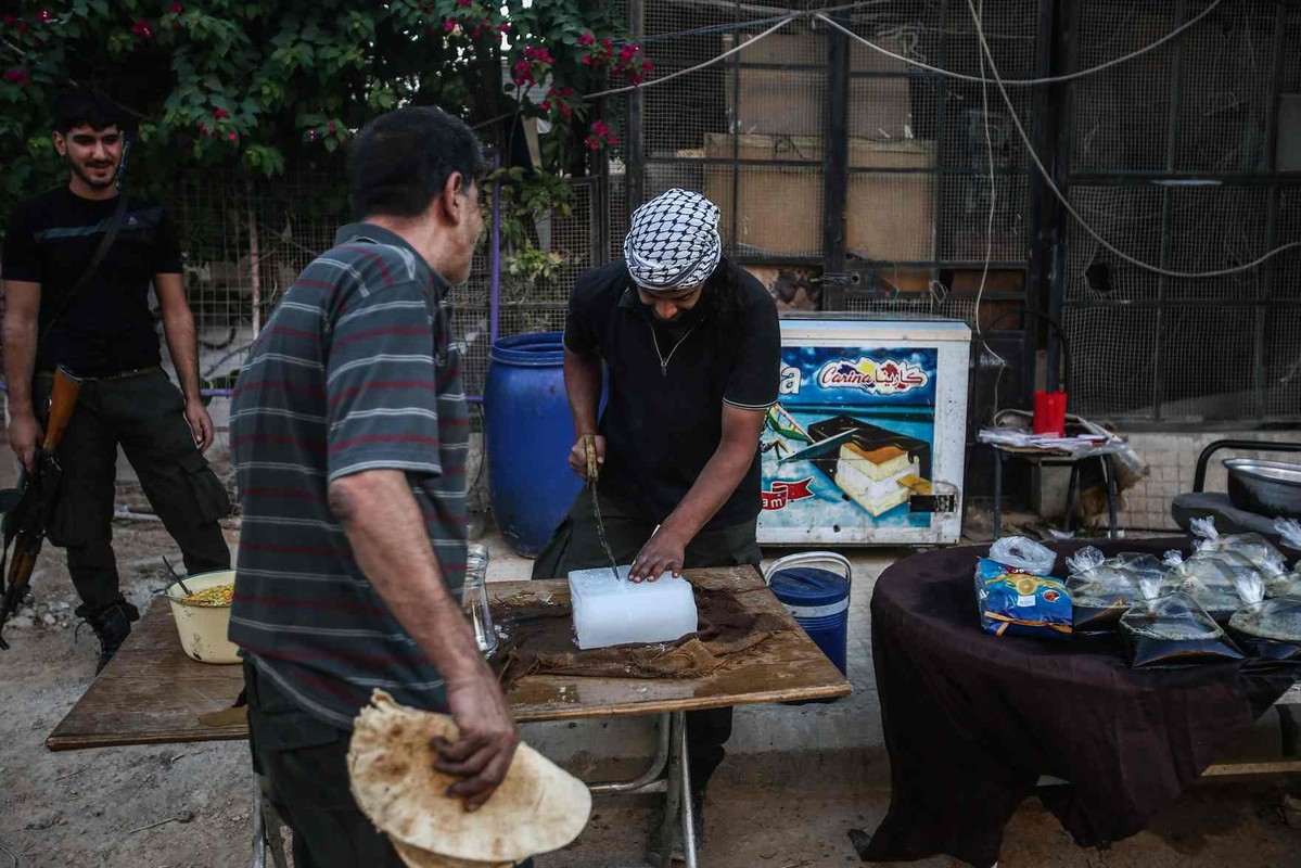 Anh: Thang an chay Ramadan ngoai chien tuyen o Syria-Hinh-8