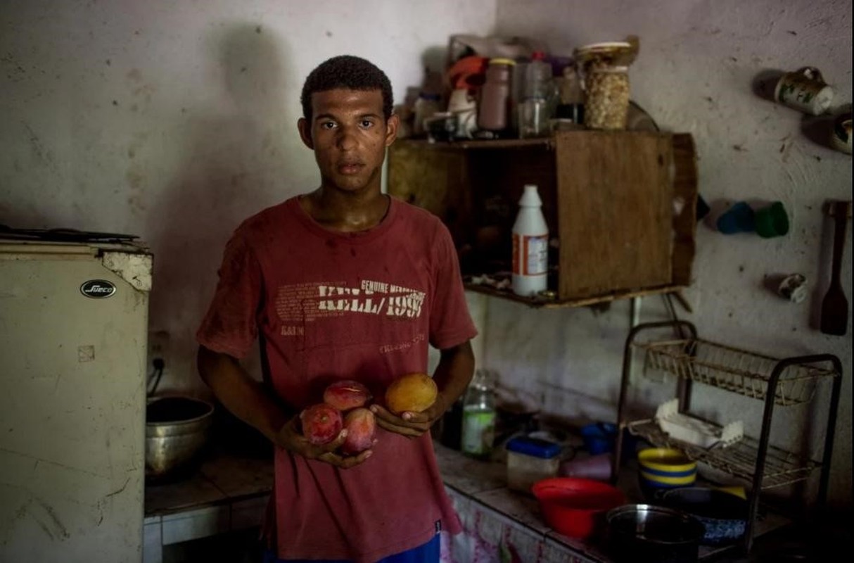 Nguoi Venezuela an xoai, khoai lang tru bua giua khung hoang-Hinh-6