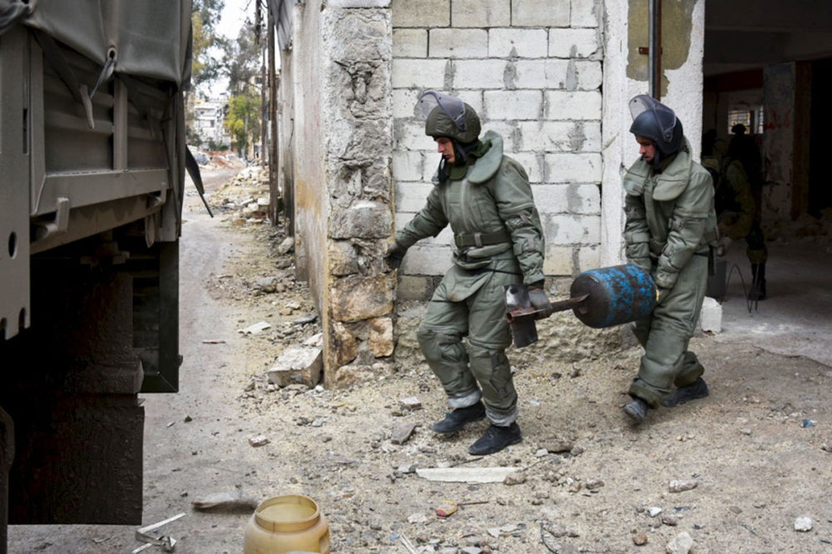 Xem cong binh Nga ra pha bom min o chao lua Aleppo-Hinh-4