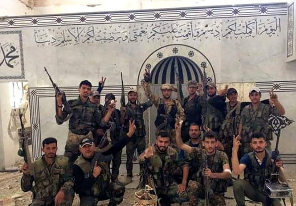 Anh: Quan doi Syria gianh lai quan al-Qaboun, khung bo rut lui-Hinh-4