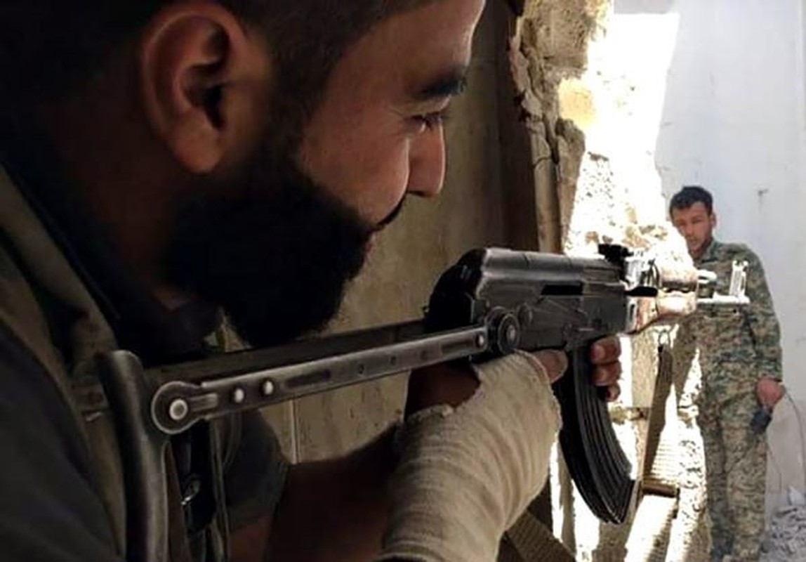 Anh: Quan doi Syria gianh lai quan al-Qaboun, khung bo rut lui-Hinh-5