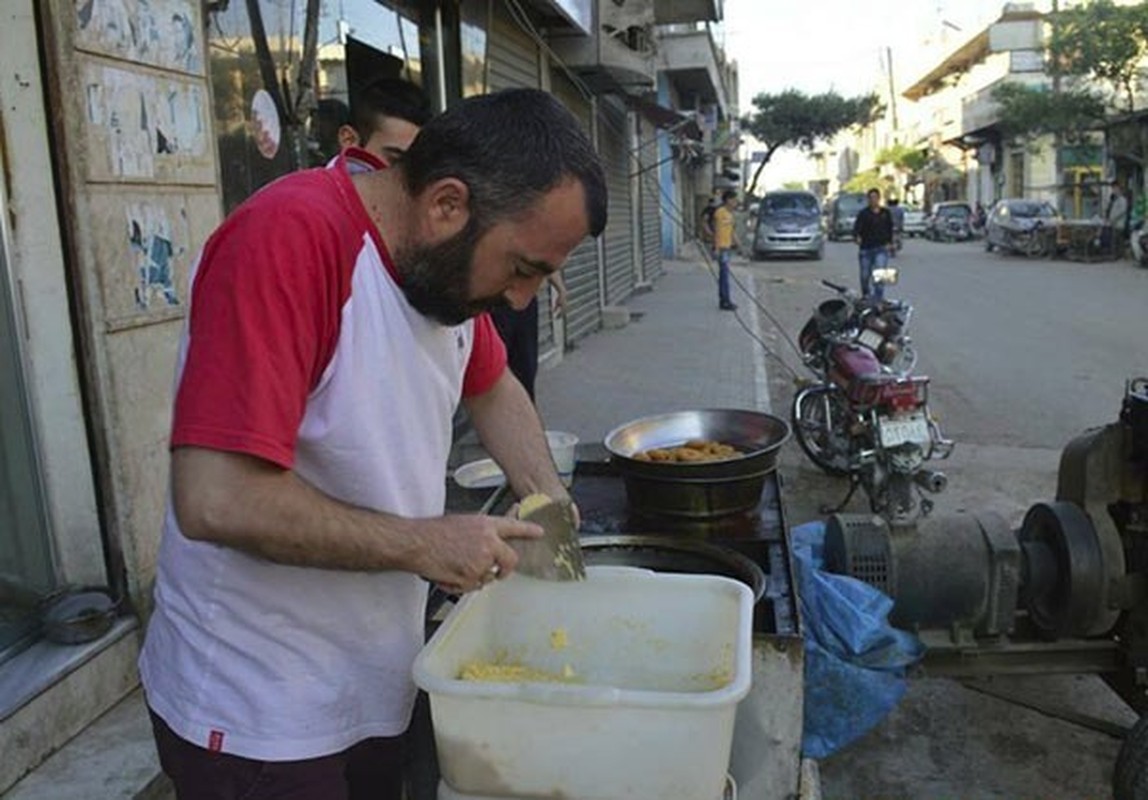 Dan Syria dua nhau mua sam chuan bi cho thang le Ramadan-Hinh-3