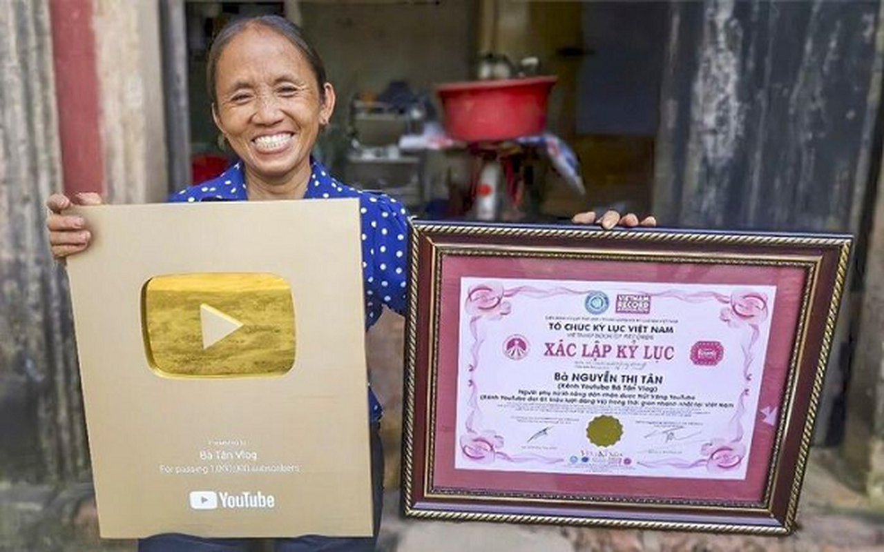 Ba Tan Vlog “het thoi” mat hut trong top 10 YouTube noi bat 2020-Hinh-7