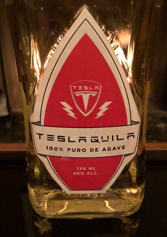 It ai biet Elon Musk tung ban ruou Tequila, tham chi ca... quan dui-Hinh-3