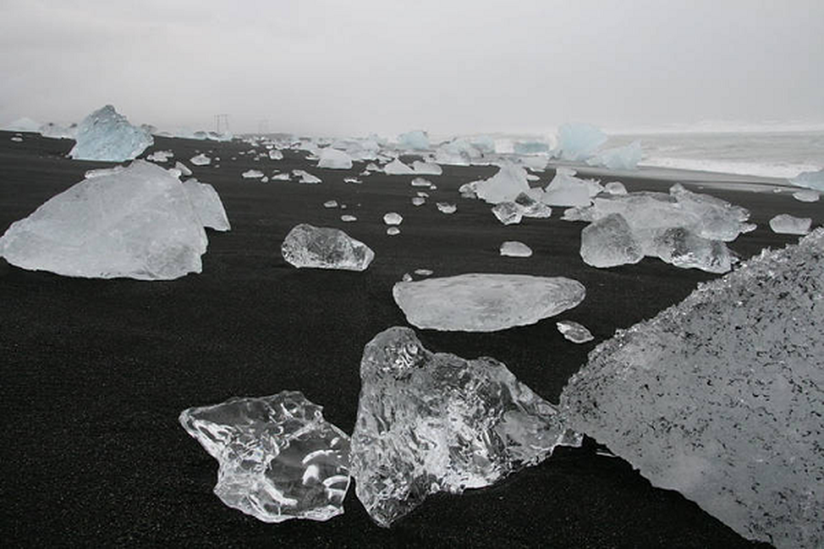 Loa mat bai bien “kim cuong” hut khach nhat o Iceland