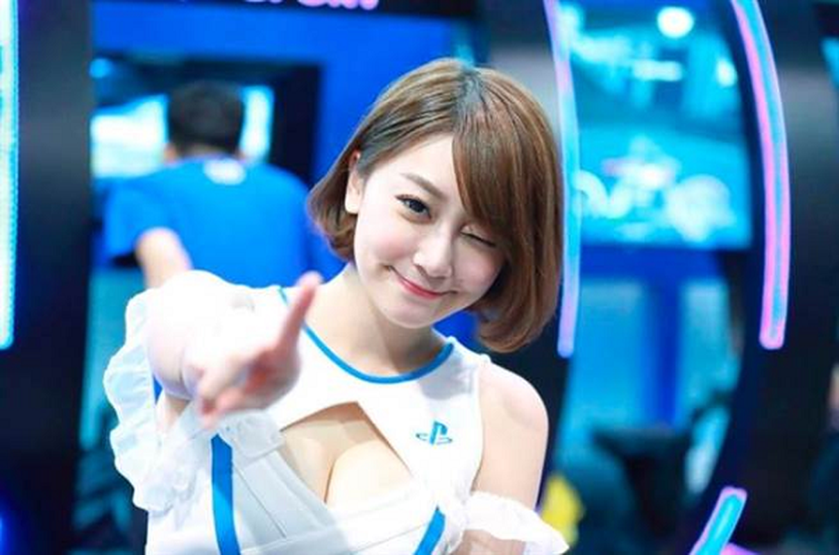 Nu game thu bi fan quay lung vi lam nguoi mau khoe than phan cam-Hinh-3