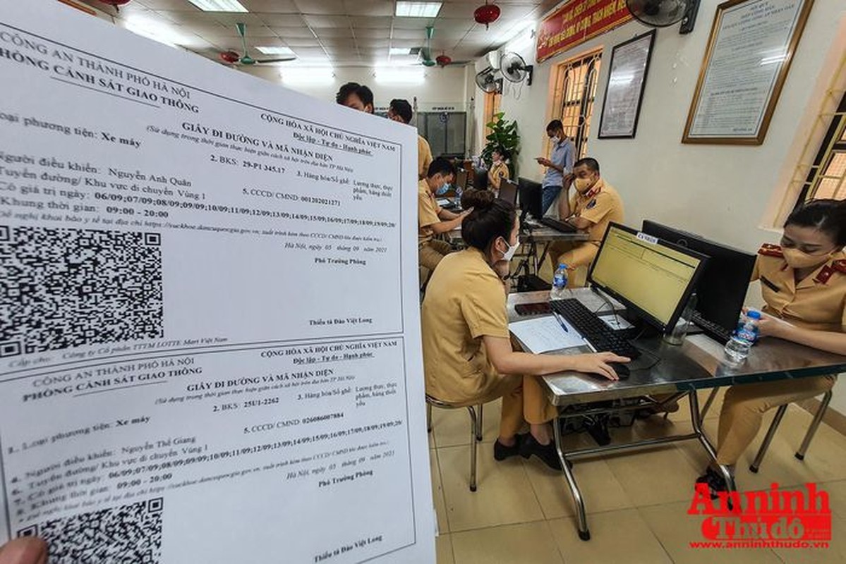 Can canh giay di duong QR code dau tien duoc cap o Phong CSGT - CATP Ha Noi-Hinh-17