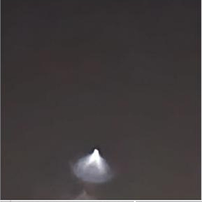 Su that soc “UFO phat sang” khien hang tram nguoi hoang so-Hinh-6