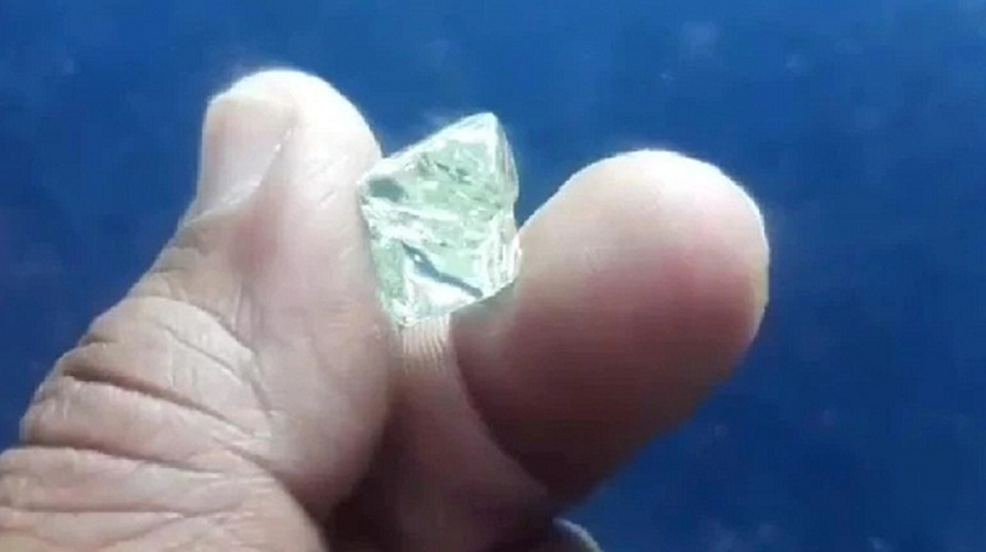 Di lam dong, vo tinh thanh trieu phu nho dao duoc kim cuong 13 carat-Hinh-4