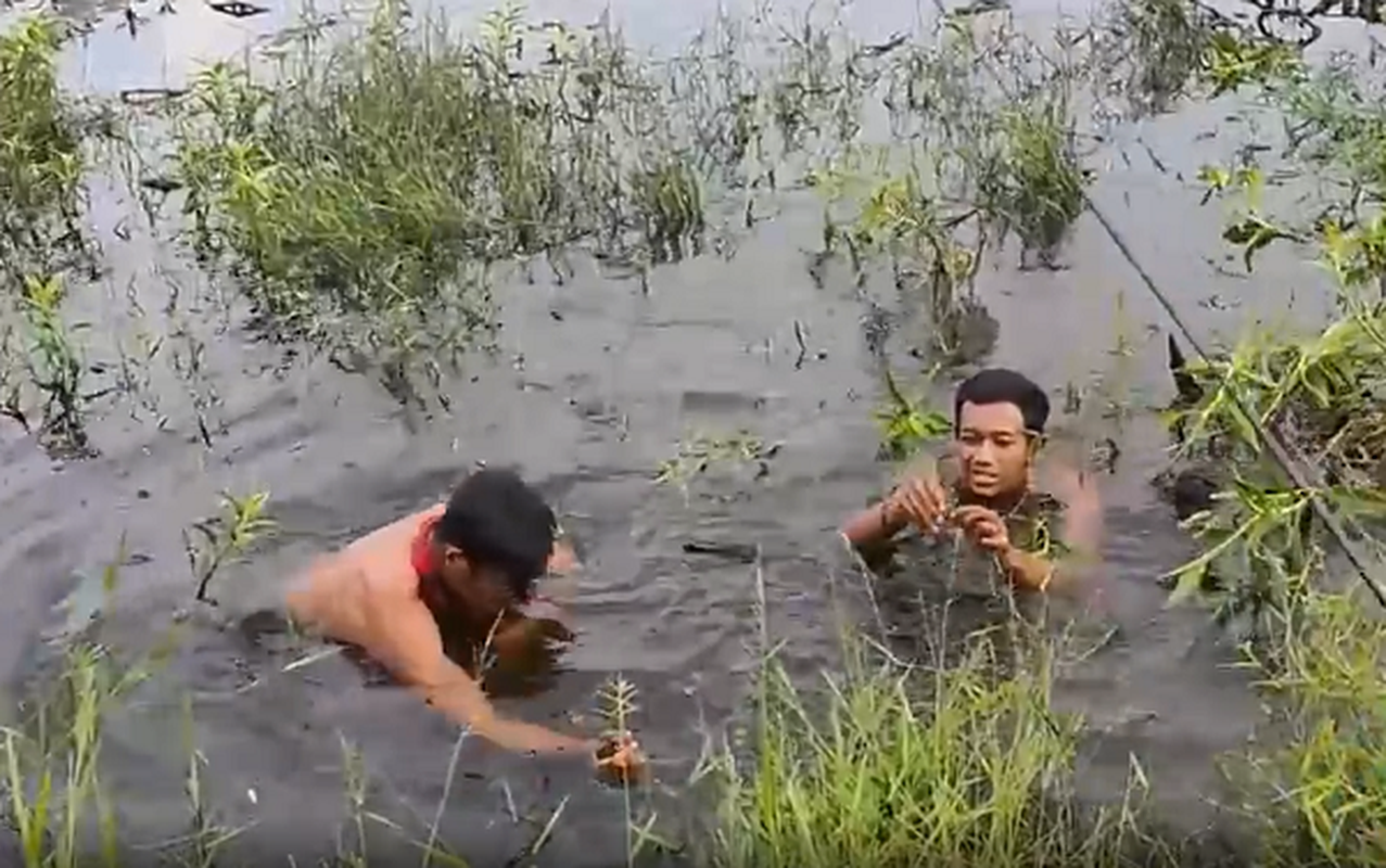 Di cau o dam nuoc nho, nong dan ta hoa dung “thuy quai” khong lo-Hinh-3