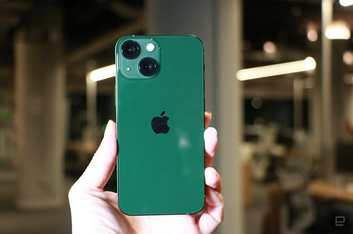 Anh thuc te iPhone 13 mau Alpine Green khien iFan khong the roi mat-Hinh-6