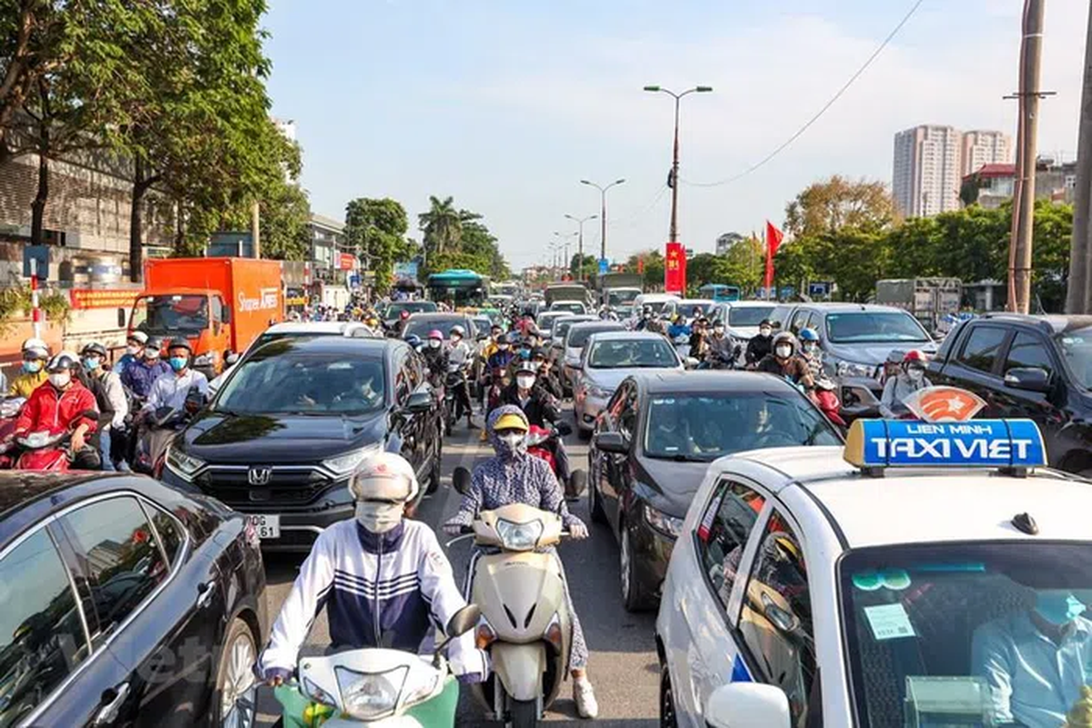 Nguoi dan un un tro lai Ha Noi ngay cuoi cung ky nghi le 30/4-Hinh-10