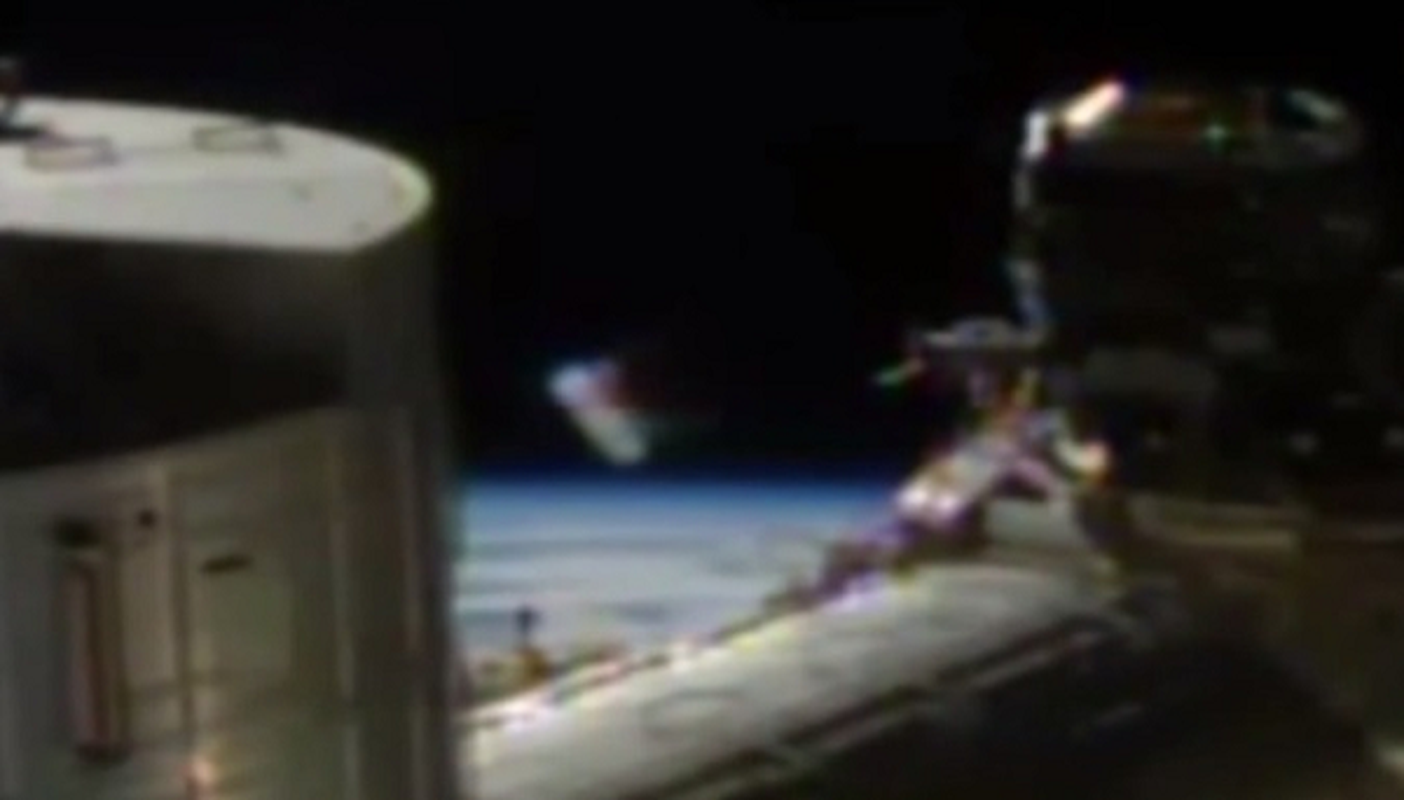 Bang chung thuyet phuc UFO tang hinh tung tiep can tram vu tru ISS?-Hinh-2