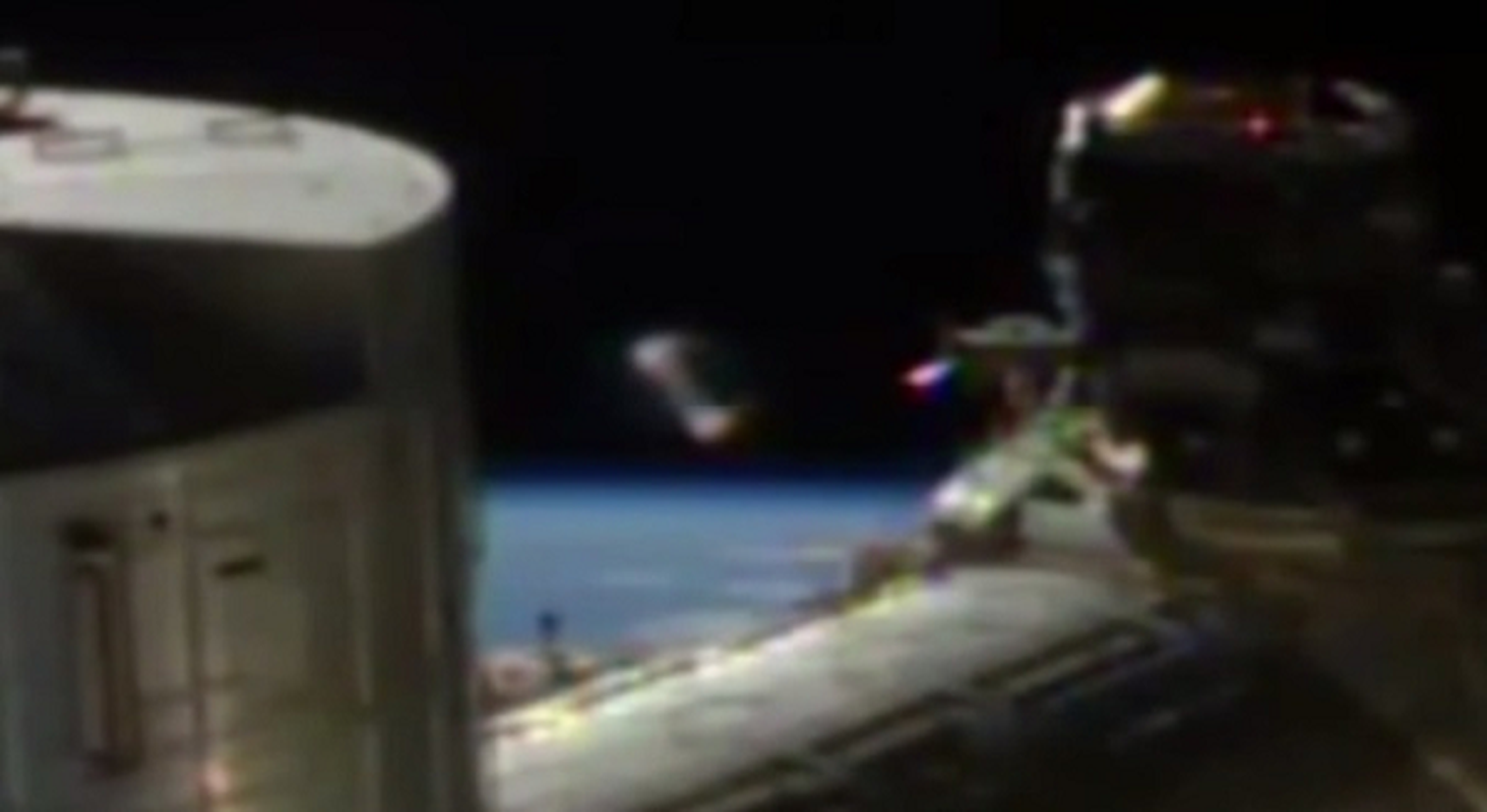 Bang chung thuyet phuc UFO tang hinh tung tiep can tram vu tru ISS?-Hinh-3