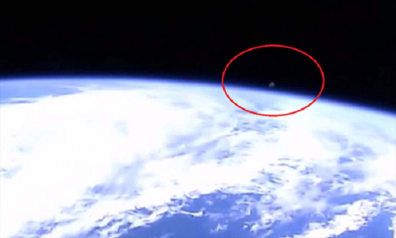 Bang chung thuyet phuc UFO tang hinh tung tiep can tram vu tru ISS?-Hinh-7