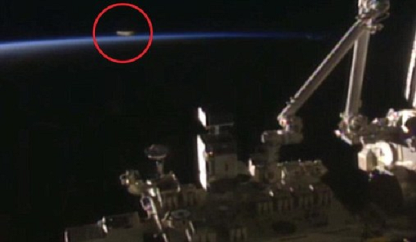 Bang chung thuyet phuc UFO tang hinh tung tiep can tram vu tru ISS?-Hinh-8