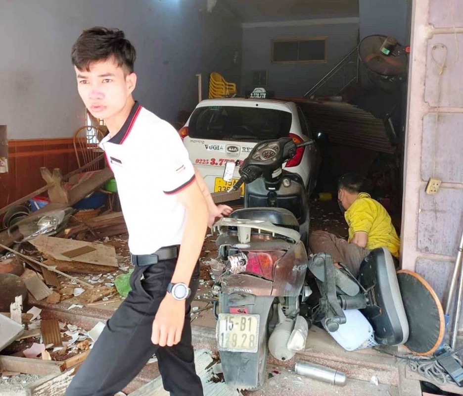 Hai Phong: Hien truong vu taxi mat lai, dam thang vao nha dan-Hinh-3
