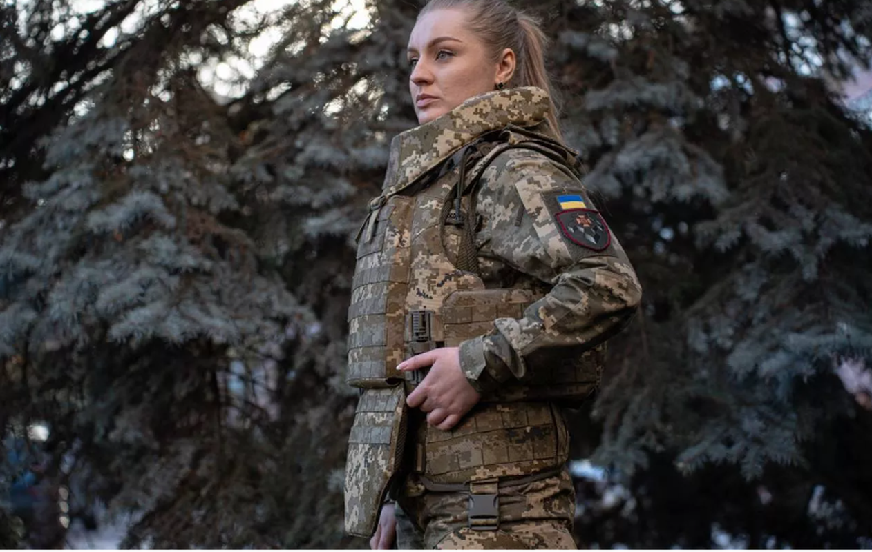 Nu quan nhan Ukraine duoc trang bi ao giap rieng khi tham chien-Hinh-3