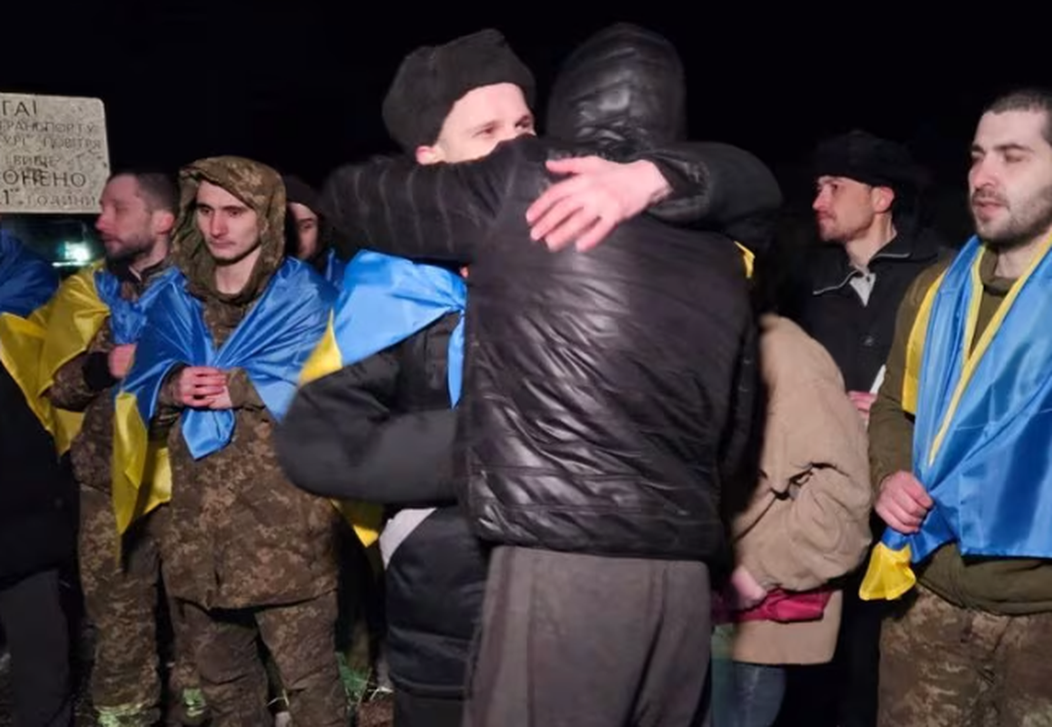 Hinh anh binh linh Nga, Ukraine trong cuoc trao doi tu binh quy mo lon-Hinh-2