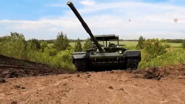Nga tung xe tang T-80BVM Model 2023 vao tham chien o Ukraine-Hinh-2