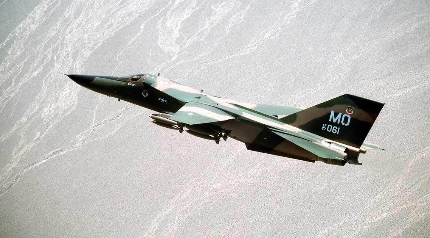 Soc voi hinh anh “manh thu nem bom” F-111 My bi chon vui o Uc-Hinh-35
