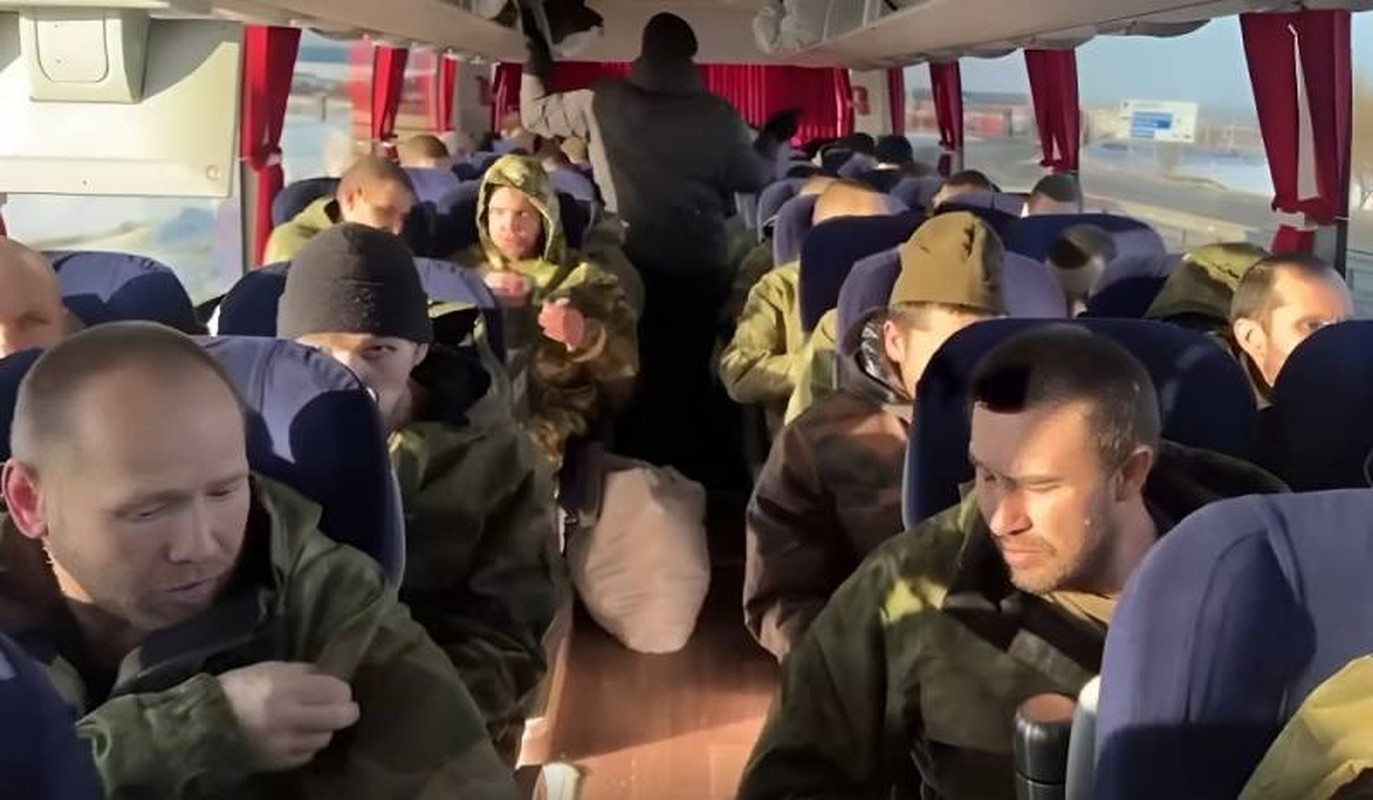 Toan canh vu trao doi binh linh Nga, Ukraine sau vu may bay IL-76-Hinh-4