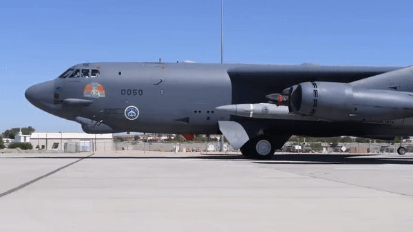 View - 	"Pháo đài bay" B-52 của Mỹ phóng thành công tên lửa siêu vượt âm