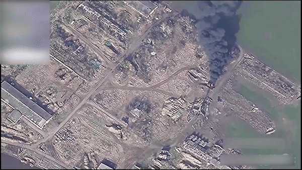 View - 	UAV Nga tập kích trận địa phòng không S 300 Ukraine nổ tung
