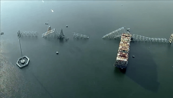 View - 	Cận cảnh siêu cần cẩu Chesapeake 1000 dọn dẹp xác cầu sập 