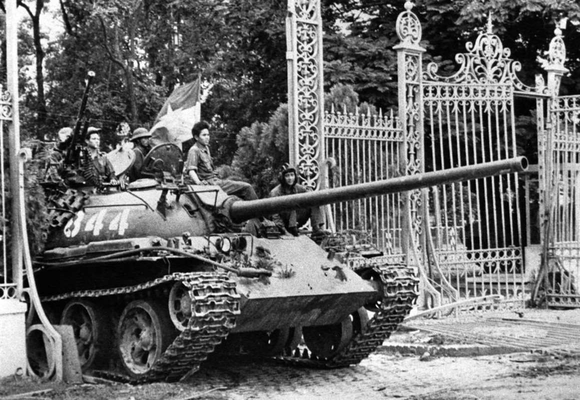 Suc manh xe tang T-54 am am tien vao Sai Gon ngay 30/4