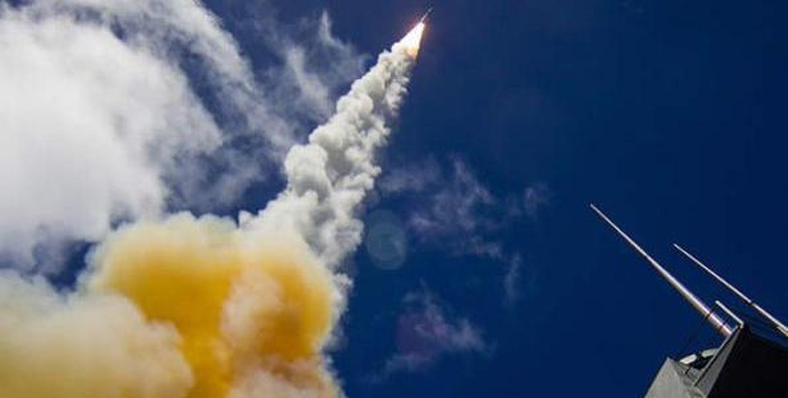 View - 	Uy lực tổ hợp SM3 Mỹ đánh chặn tên lửa Iran phóng vào Israel