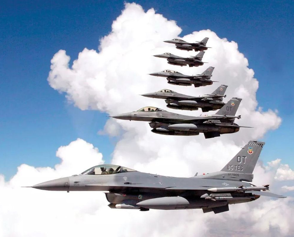 Hon 100 may bay chien dau F-16 co giup Ukraine thay doi cuoc choi?-Hinh-3