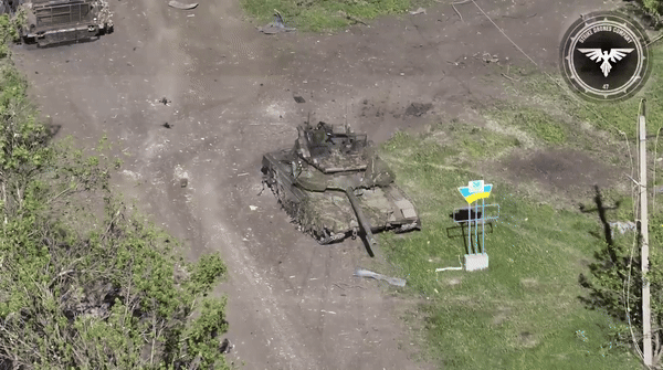 View - 	Hội chứng quay tròn tháp pháo của xe tăng T90M khi trúng đạn