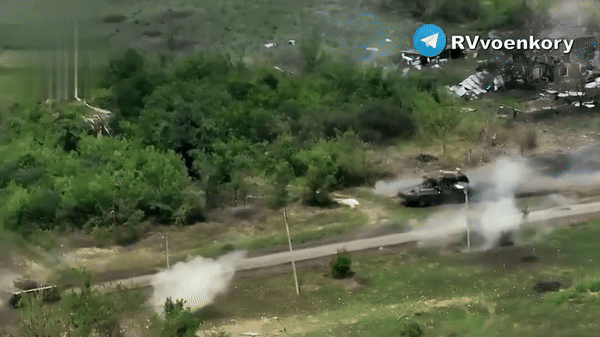 View - 	Thiết giáp BTR-82A Nga đối đầu trực diện M2 Bradley Ukraine