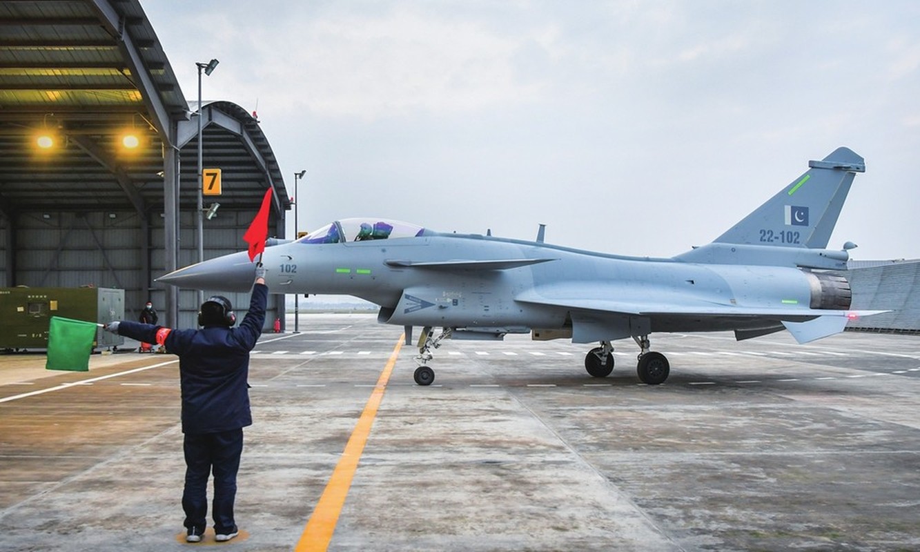 View - 	Tiêm kích J-10CE Trung Quốc đánh bại bản nâng cấp của F-16