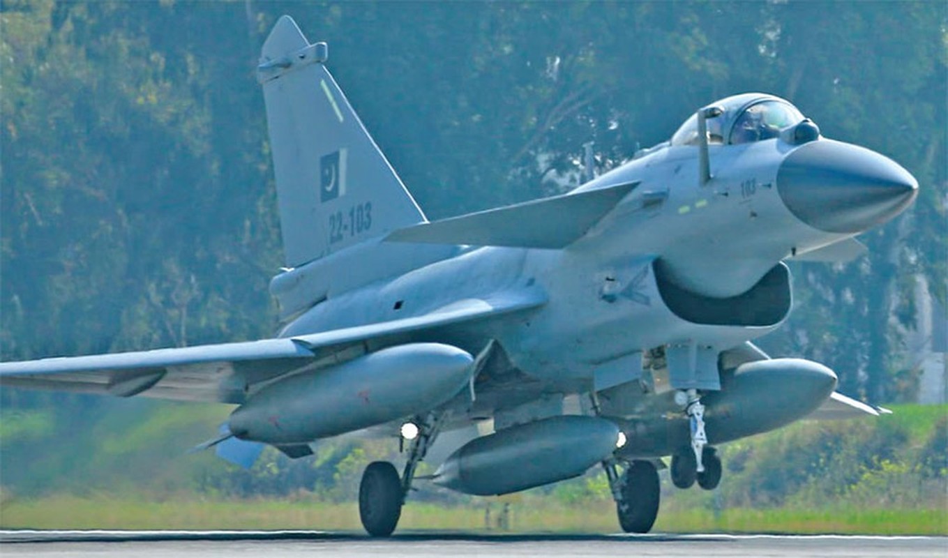 View - 	Tiêm kích J-10CE Trung Quốc đánh bại bản nâng cấp của F-16