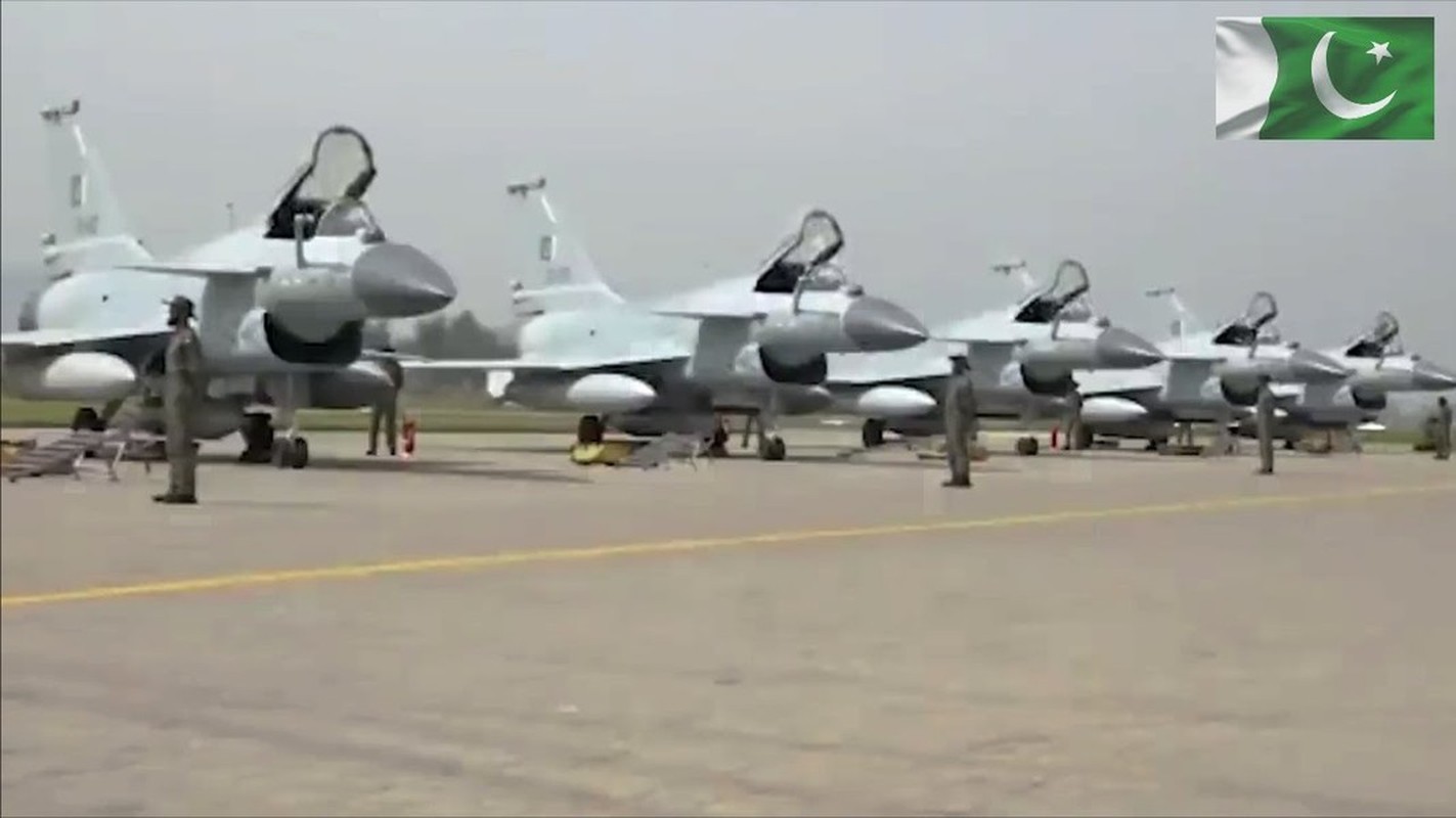 View - 	Tiêm kích J-10CE Trung Quốc đánh bại bản nâng cấp của F-16