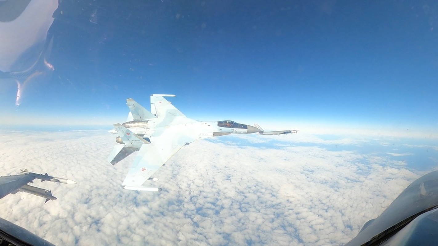 View - 	Tiêm kích Su-35S Nga tạt đầu F-16 Mỹ ở cự ly gần