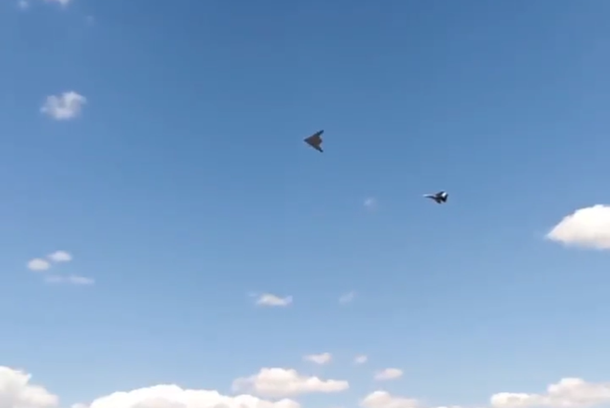 UAV tang hinh S-70 Okhotnik bi ban ha, Su-57 lam nguy