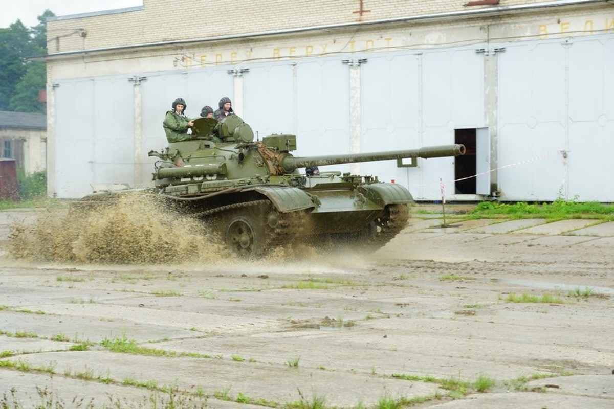 Nga huy dong tang T-55, PT-76 'dao cu' tu xuong phim Mosfilm