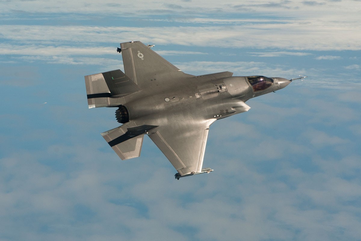 View - 	Tiêm kích F-35B như “mọc thêm cánh” với tên lửa Spear  