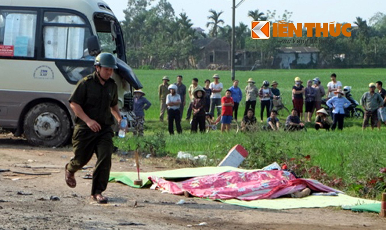 Hien truong hai xe khach dam nhau, 15 nguoi thuong vong-Hinh-8