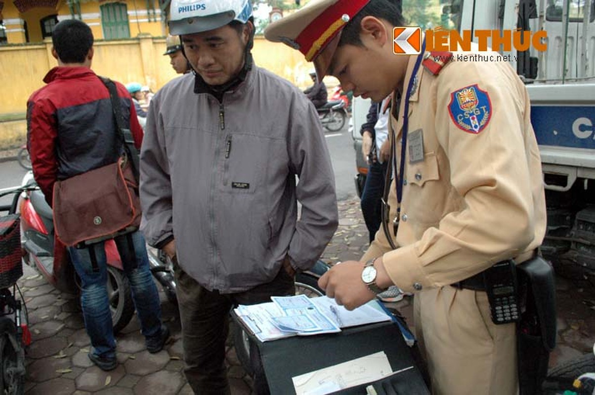 Xem CSGT dung chot cong truong, tom HS khong doi MBH-Hinh-9