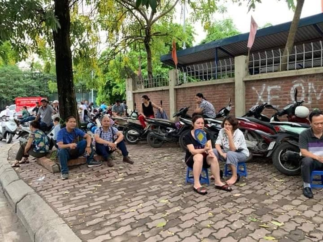 Phu huynh sot ruot ngoi doi con ngay lam thu tuc thi THPT quoc gia 2019-Hinh-5