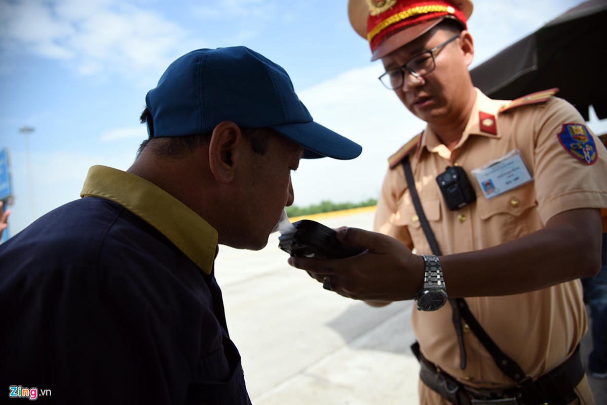 CSGT deo vat gi tren co ma khien canh tai xe tron mat, ngac nhien?-Hinh-5