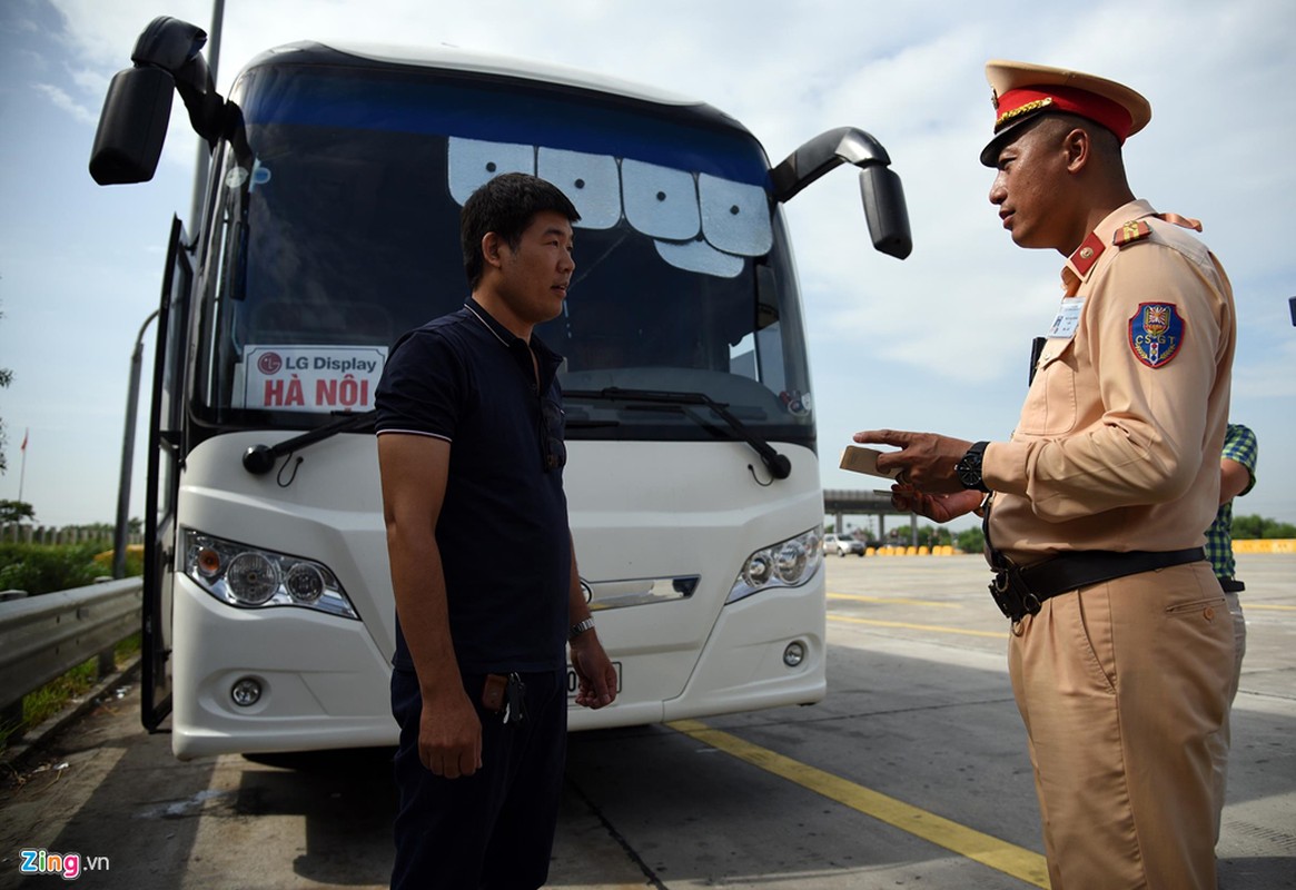 CSGT deo vat gi tren co ma khien canh tai xe tron mat, ngac nhien?