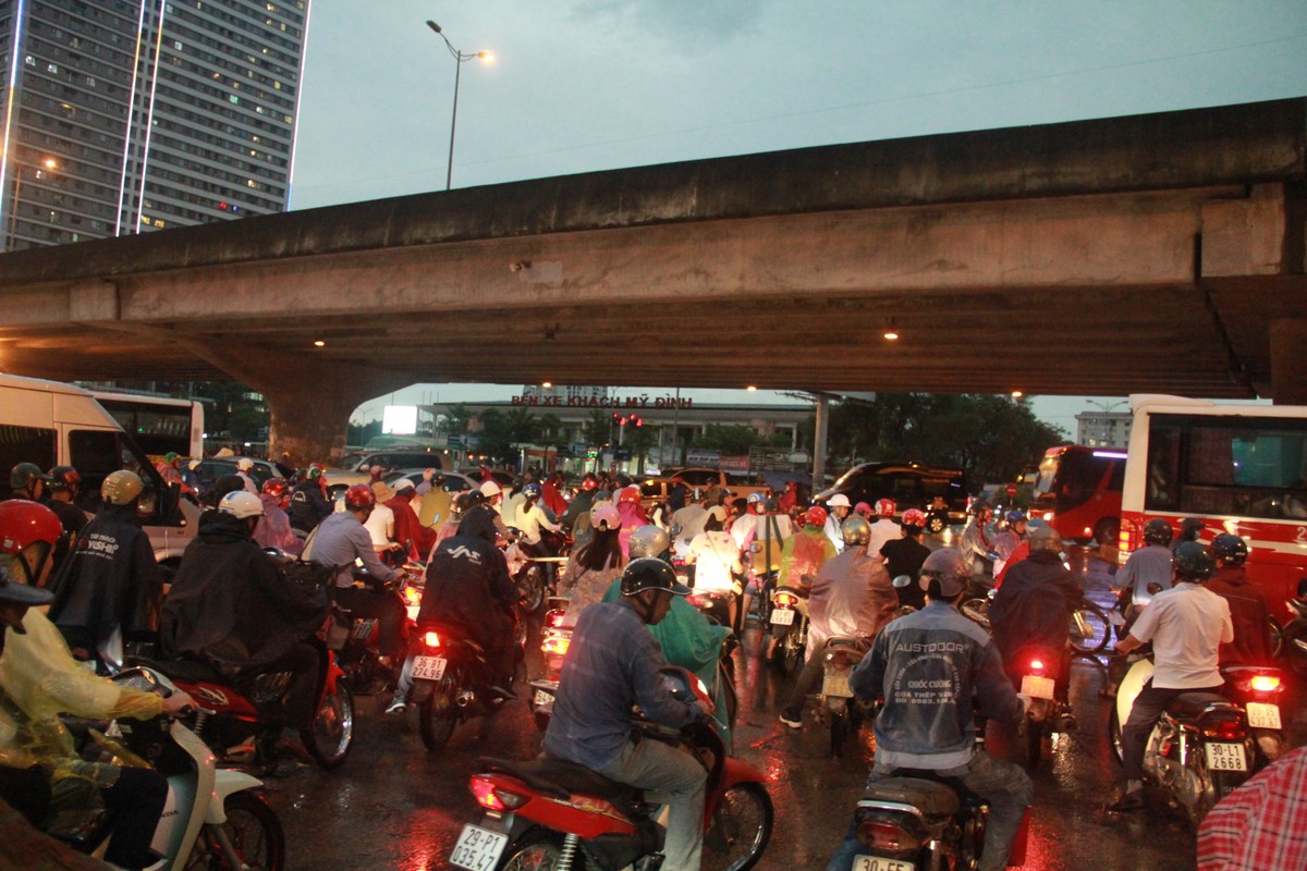 Ha Noi: Mua lon bat chot, nhieu tuyen pho ngap sau, un tac tram trong-Hinh-11